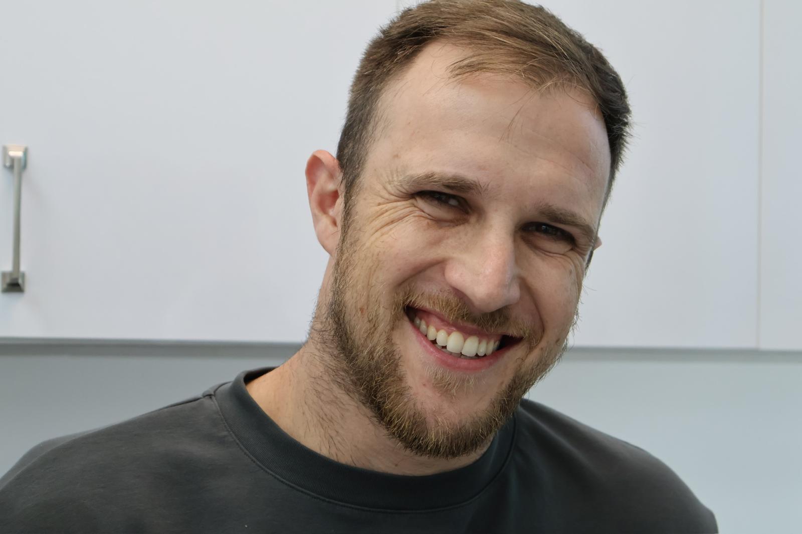 ד״ר ג'ורג' - מומחה להשתלות שיניים